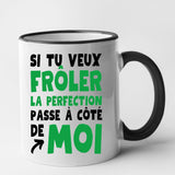 Mug Si tu veux frôler la perfection passe à côté de moi Noir