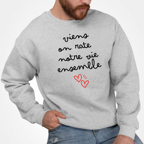 Sweat Adulte Viens on rate notre vie ensemble Gris