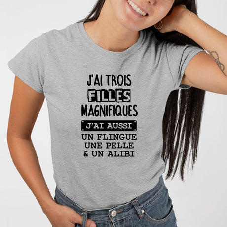 T-Shirt Femme J'ai trois filles magnifiques, flingue pelle alibi Gris