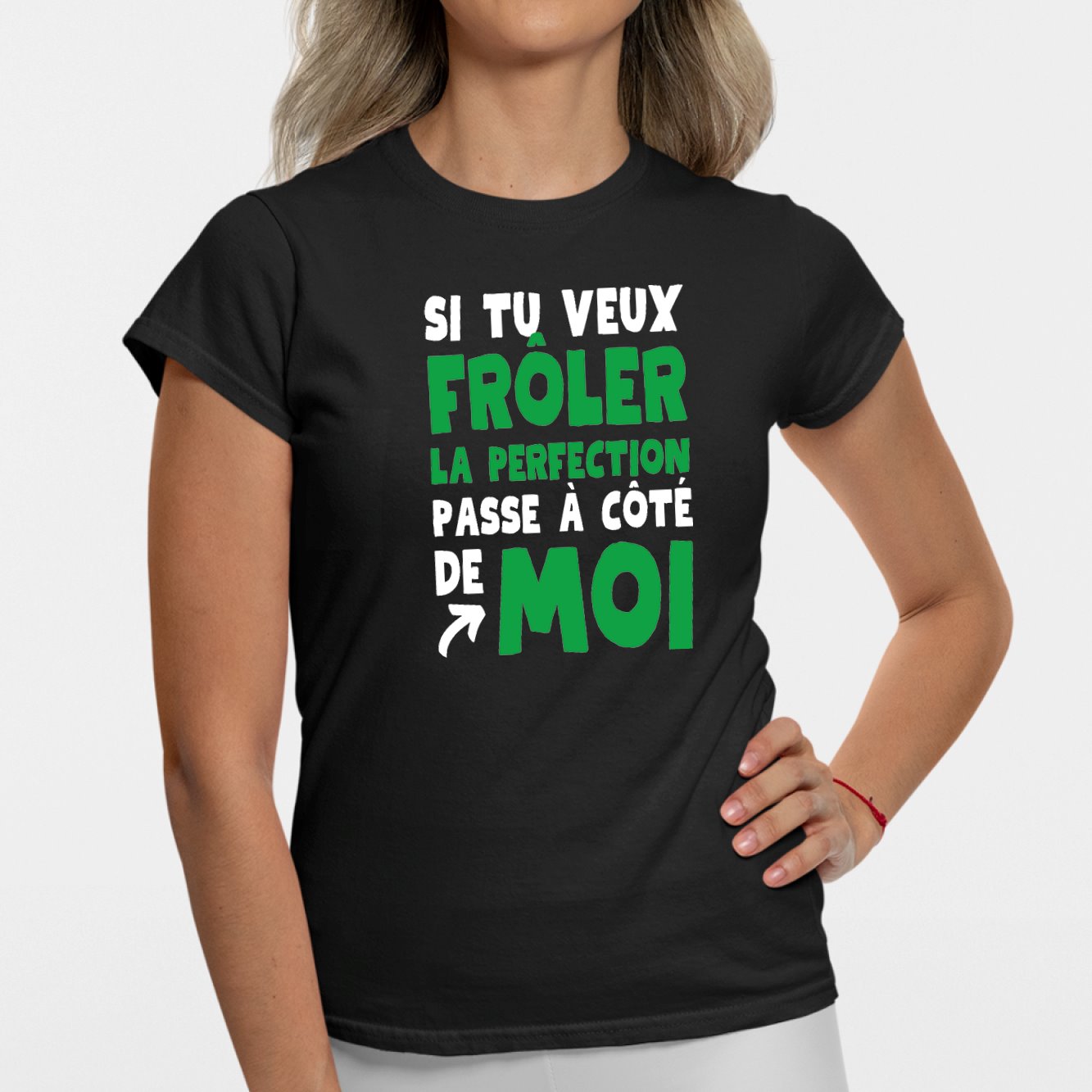 T-Shirt Femme Si tu veux frôler la perfection passe à côté de moi Noir